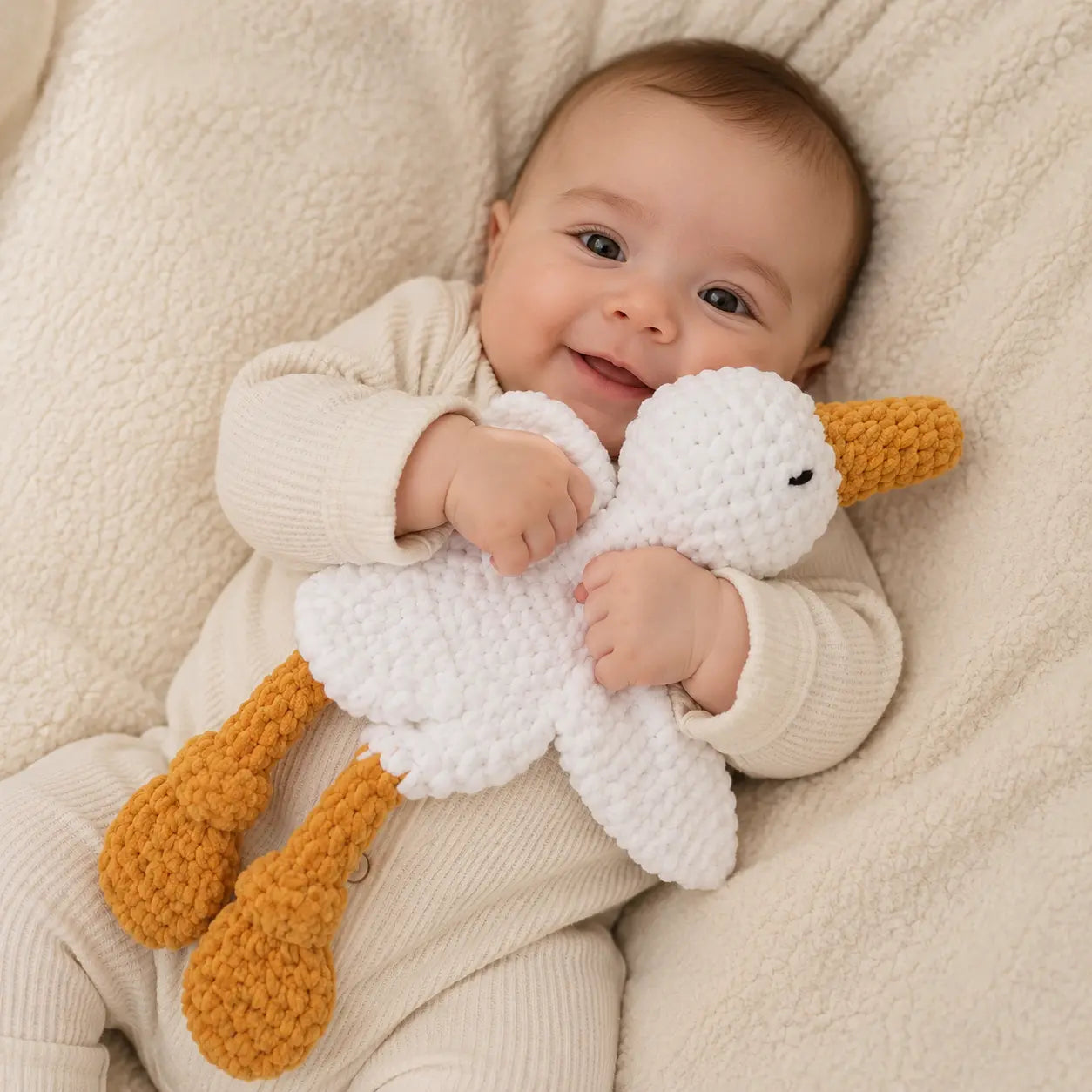 Peluche oie Crochetée à la Main – Douceur Infinie en Fil Chenille pour Bébé